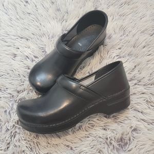 Dansko Women’s 41 Wide Clogs Black Leather Nursing Work Comfort Clogs